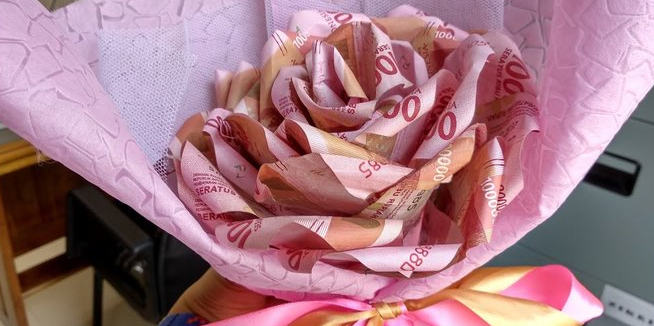 uang kertas dapat dilipat dan dibentuk menjadi buket uang yang estetik dan bernilai ekonomi