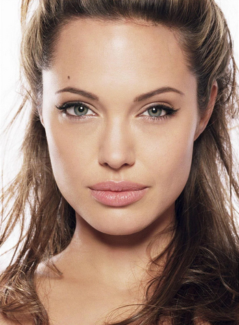 Angelina Jolie, selebriti dengan bentuk wajah kotak